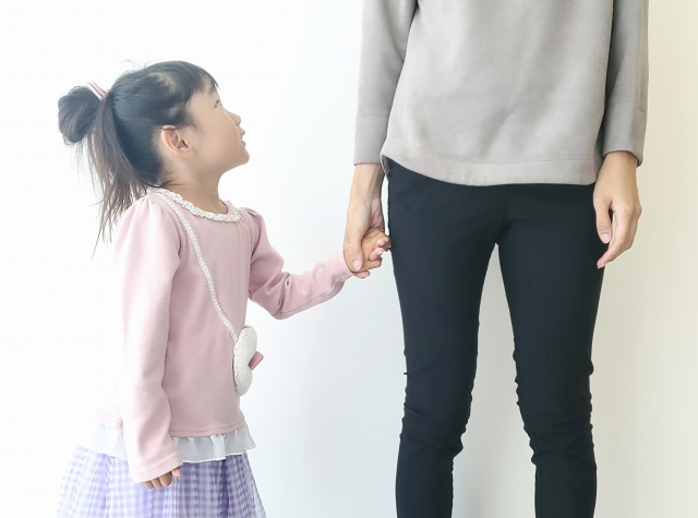 子供と手を繋いでいる女性