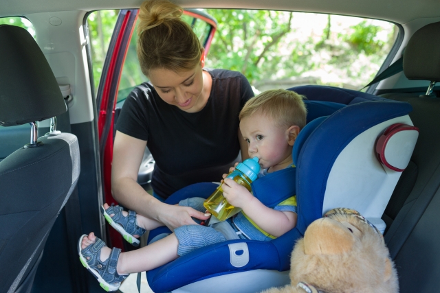 子供を連れて出掛ける女性