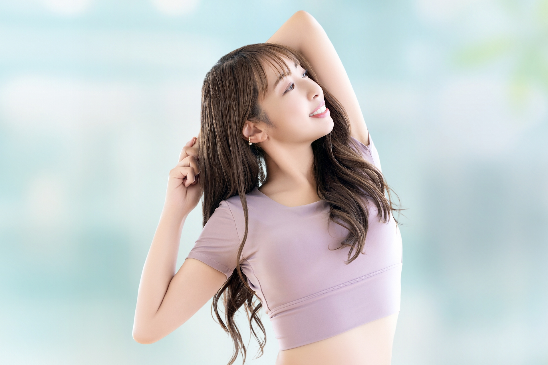 ストレッチをする女性の写真