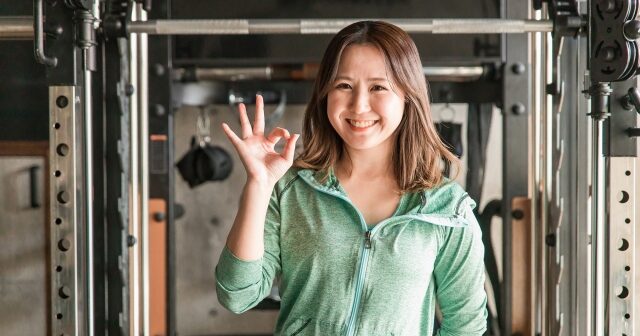 笑顔でOKをする女性